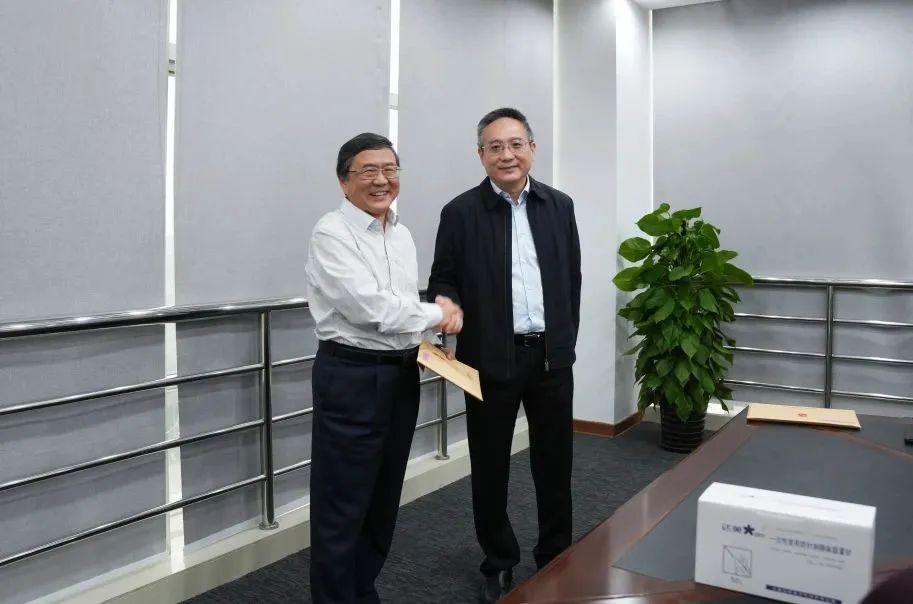 奉賢區(qū)人大常委會(huì)黨組書記、主任張培榮一行蒞臨上海山美股份開展“優(yōu)環(huán)境、穩(wěn)經(jīng)濟(jì)”大走訪大調(diào)研